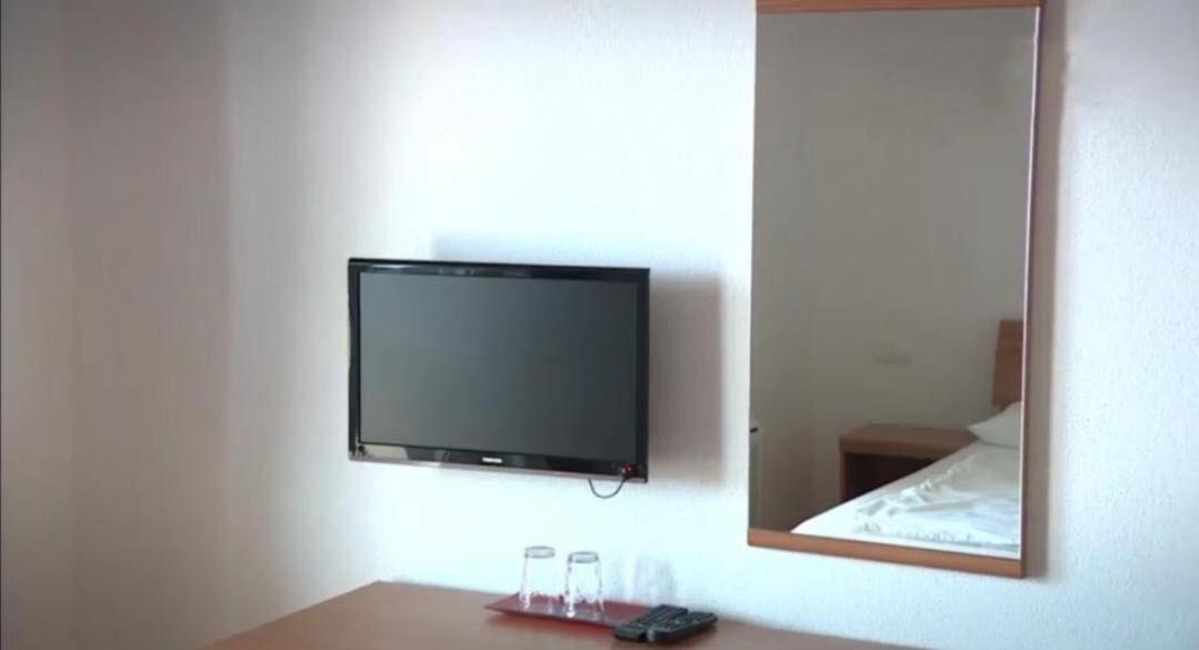 Hotel Lukas Gradac  Esterno foto